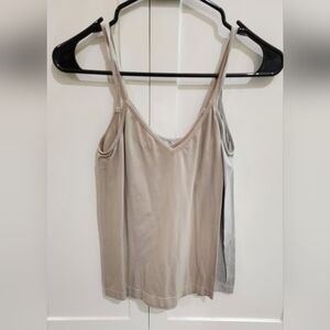 Set of 3 stretch camisoles.
